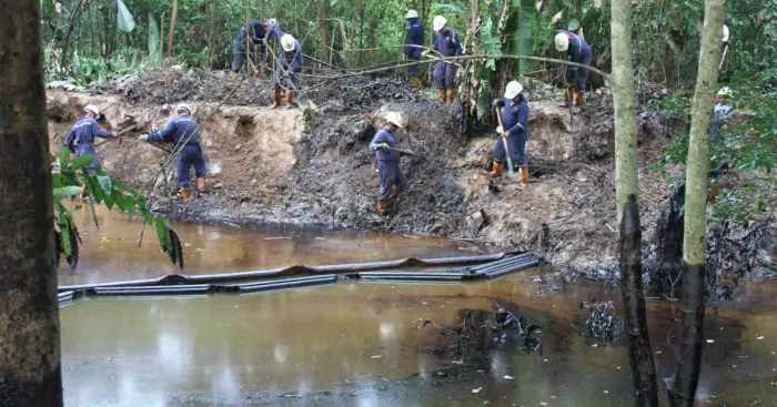 Impactante derrame de petróleo en Barrancabermeja